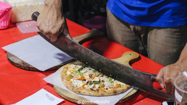 Mencicipi Pizza Kaki Lima 'Tunqu Nangkring' yang Berada di Sekitar Tugu Jogja (365900)