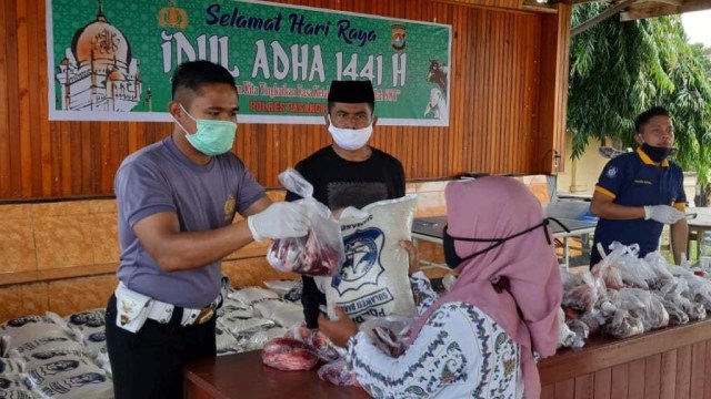 Berbagi Daging Kurban ke Warga, Polres Pasangkayu Sertakan ...