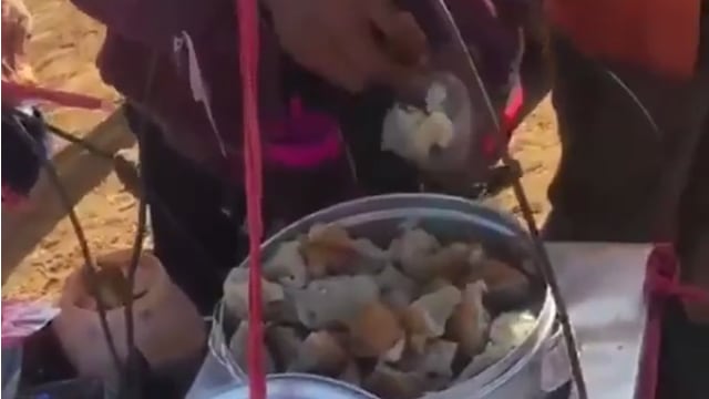 Pedagang Bakso Mangkal di Puncak Gunung Cikuray, Pendaki Rela Antre untuk Beli (639540)
