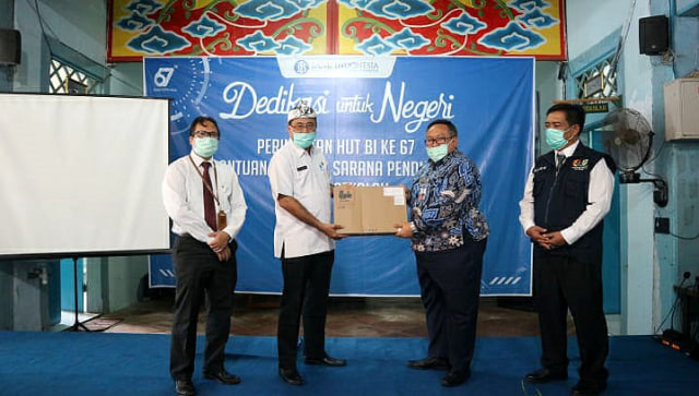 KPw Bank Indonesia Cirebon menyerahkan bantuan pendukung kegiata belajar mengajar kepada SMPN 15 Cirebon. (Juan)