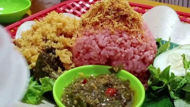 Lezatnya Nasi Uduk Warna-warni