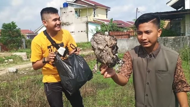 Foto: Tangkapan layar video prank dari akun Edo putra Official, yang memberikan sampah pada emak-emak yang diakui sebagai daging kurban.