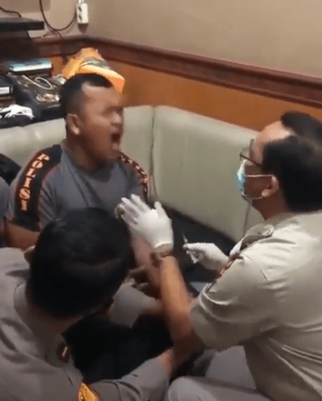 Video lucu seorang polisi yang gemetaran dan menjerit saat hendak disuntik. (Foto: Tangkapan layar Instagram @yuukkepo)