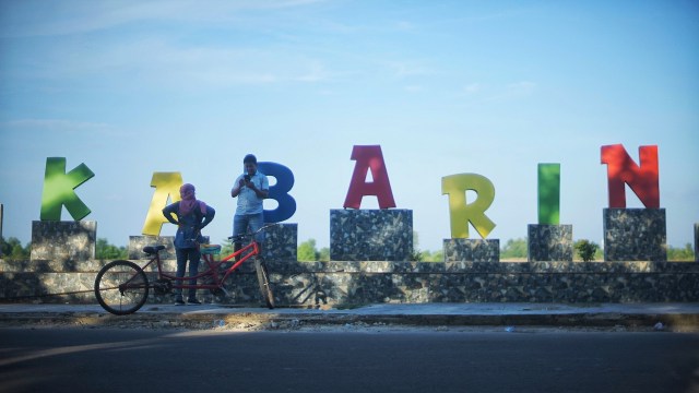 Dua orang remaja yang tengah bersepeda di kawasan Danau Jakabaring Palembang, Sabtu (1/8) Foto: ary priyanto/Urban Id