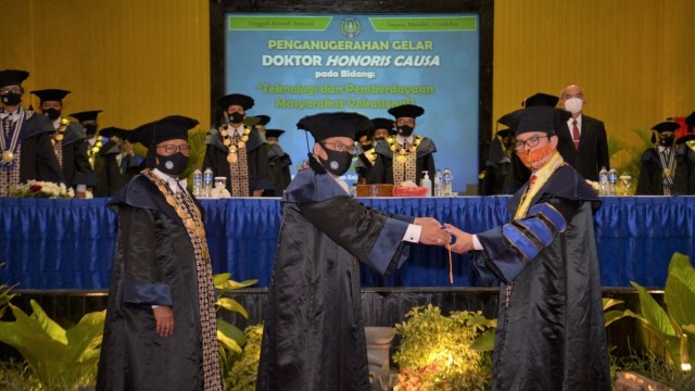 Kepala BKKBN Hasto Wardoyo mendapatkan gelar doktor kehormatan atau honoris causa dari Universitas Negeri Yogyakarta (UNY). Foto: UNY
