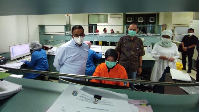 Gubernur Provinsi DKI Jakarta, Anies Baswedan mengunjungi salah satu Laboratorium Kesehatan Daerah (Labkesda) di Rawasari, Cempaka Putih, Jakarta Pusat, Sabtu(1/8). Foto: PPID Jakarta