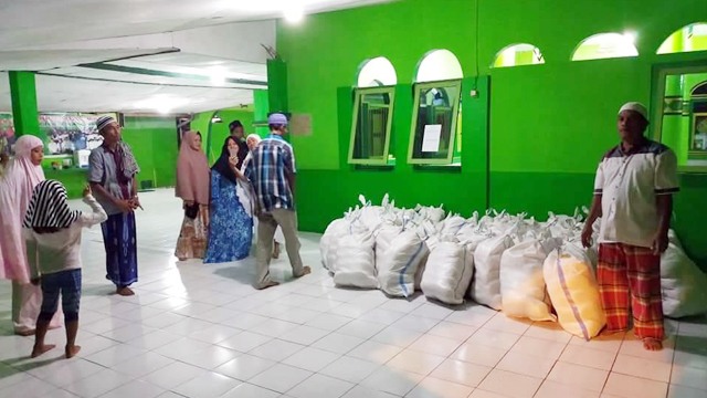 Bantuan Paket beras yang disumbangkan oleh Joune Ganda dan Kevin W Lotulung untuk rumah ibadah di Kabupaten Minahasa Utara