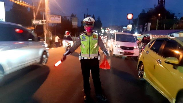 Arus Kendaraan Menuju Puncak Masih Padat Malam Ini (1172745)