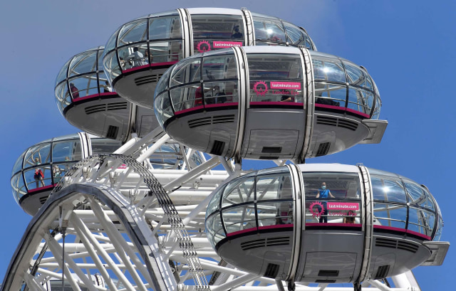 Penumpang berada dalam sebuah pod bianglala London Eye wheel pada hari pertama pembukaan di London, Inggris. Foto: TOBY MELVILLE/REUTERS