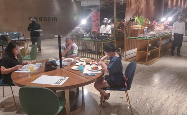 Meja Makan Dipisah Sekat Kaca, Hotel dan Restoran di Surabaya Siap Buka (932903)