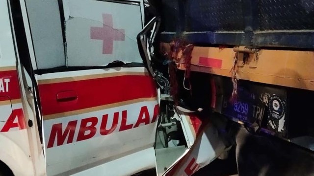 Kecelakaan Truk B 9269 TPA dan Ambulan B 1858 SIX di KM 1,800 Tol Kebon Jeruk (arah ke Tomang). Foto: Instagram @tmcpoldametro