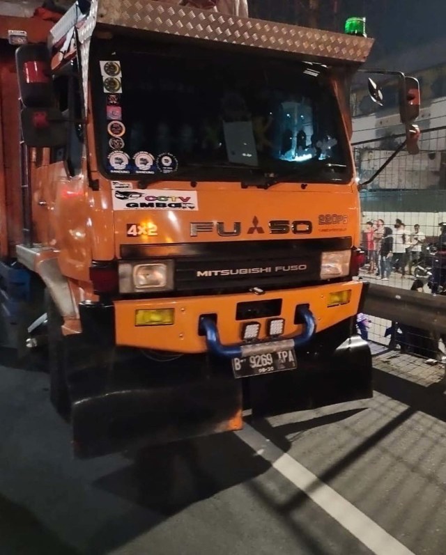 Kecelakaan Truk B 9269 TPA dan Ambulan B 1858 SIX di KM 1,800 Tol Kebon Jeruk (arah ke Tomang). Foto: Instagram @tmcpoldametro