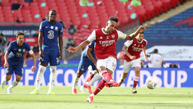 Pierre-Emerick Aubameyang menendang penalti untuk mencetak gol pertama Arsenal ke gawang Chelsea pada Final Piala FA di Stadion Wembley. Foto: Catherine Ivill/REUTERS