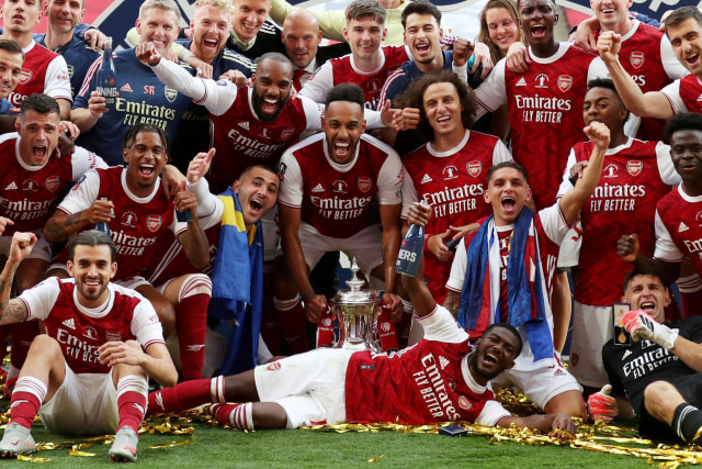 Pemain Arsenal merayakan gelar juara Piala FA di Stadion Wembley, London, Inggris. Foto: Catherine Ivill/REUTERS