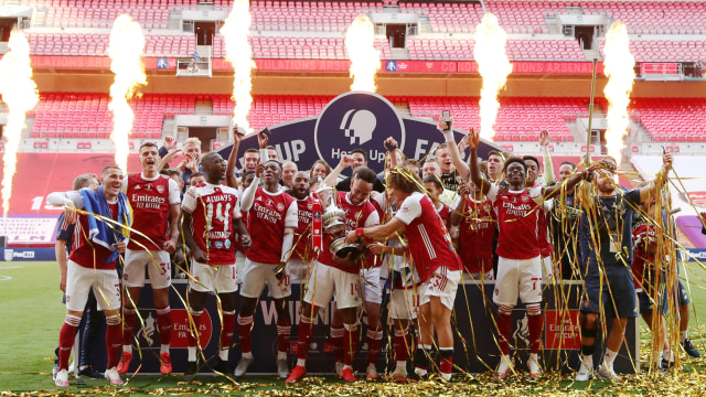 Pemain Arsenal merayakan gelar juara Piala FA di Stadion Wembley, London, Inggris. Foto: Catherine Ivill/REUTERS