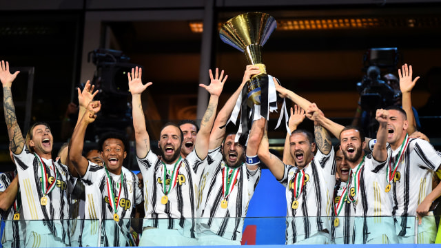 Pemain Juventus merayakan gelar juara Serie A Italia di Stadion Allianz, Turin, Italia. Foto: Massimo Pinca/REUTERS