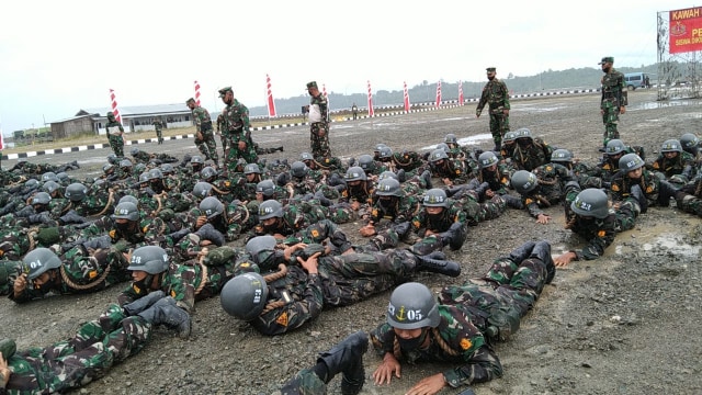 200 pemuda-pemudi asal Papua mulai mengikuti pendidikan militer TNI-AL, di Mako Koarmada III Katapop, Kaupaten Sorong, foto : Yanti