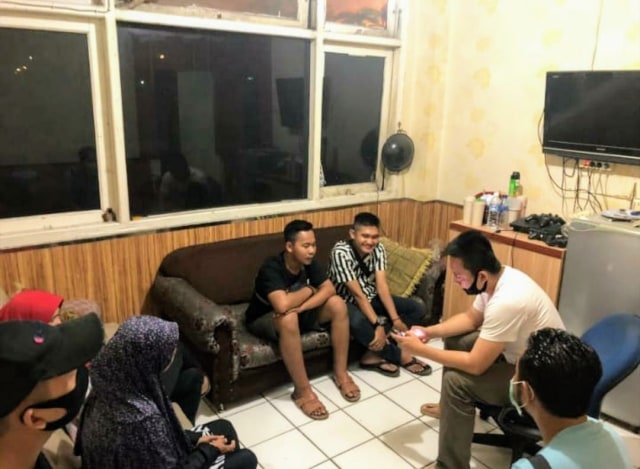 YouTuber Palembang Edo Putra bersama rekannya saat diamankan di Mapolrestabes Palembang. (foto: istimewa)