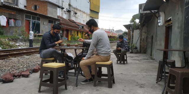 Ngopi di Pinggir Rel, Bonus Sensasi Kereta Lewat (643709)