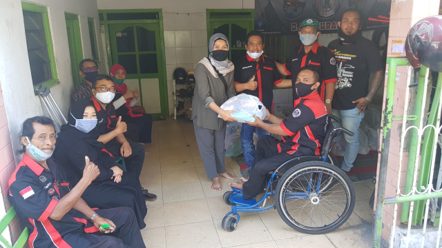 Basra menyalurakan donasi dari kumparanderma untuk anggota DMI Surabaya. 