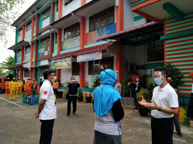 Wali Kota Pontianak, Edi Rusdi Kamtono memantau langsung penyemprotan disinfektan di SMP Negeri 1. Foto: Lydia Salsabilla/Hi!Pontianak