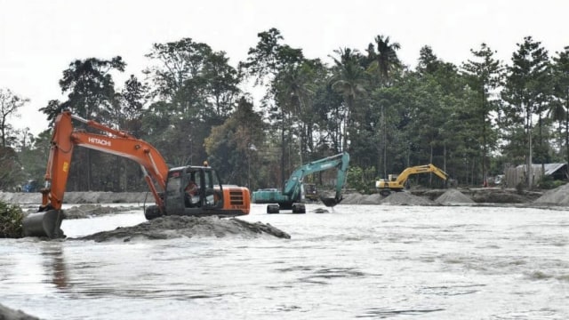 Pengerukan sungai Masamba yang mengalami pendangkalan pascabanjir bandang. Foto: Dok. Kominfo Luwu Utara