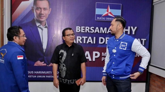 Denny Indrayana bersama Agus Harimurti Yudhoyono. Foto: Demokrat