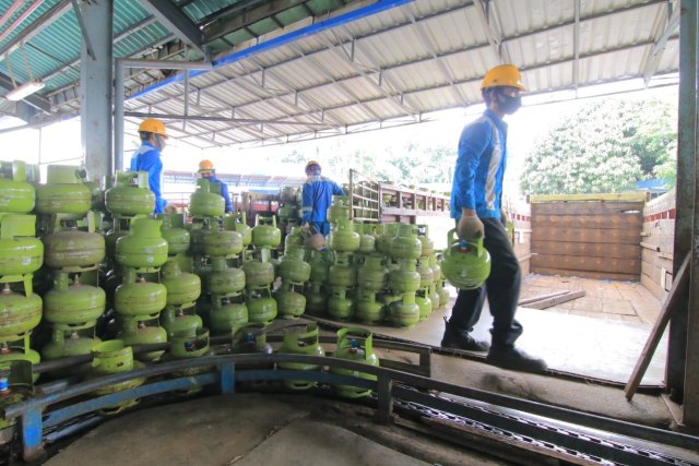 Petugas Pertamina mengangkut LPG 3 kilogram. Foto: Dok Pertamina