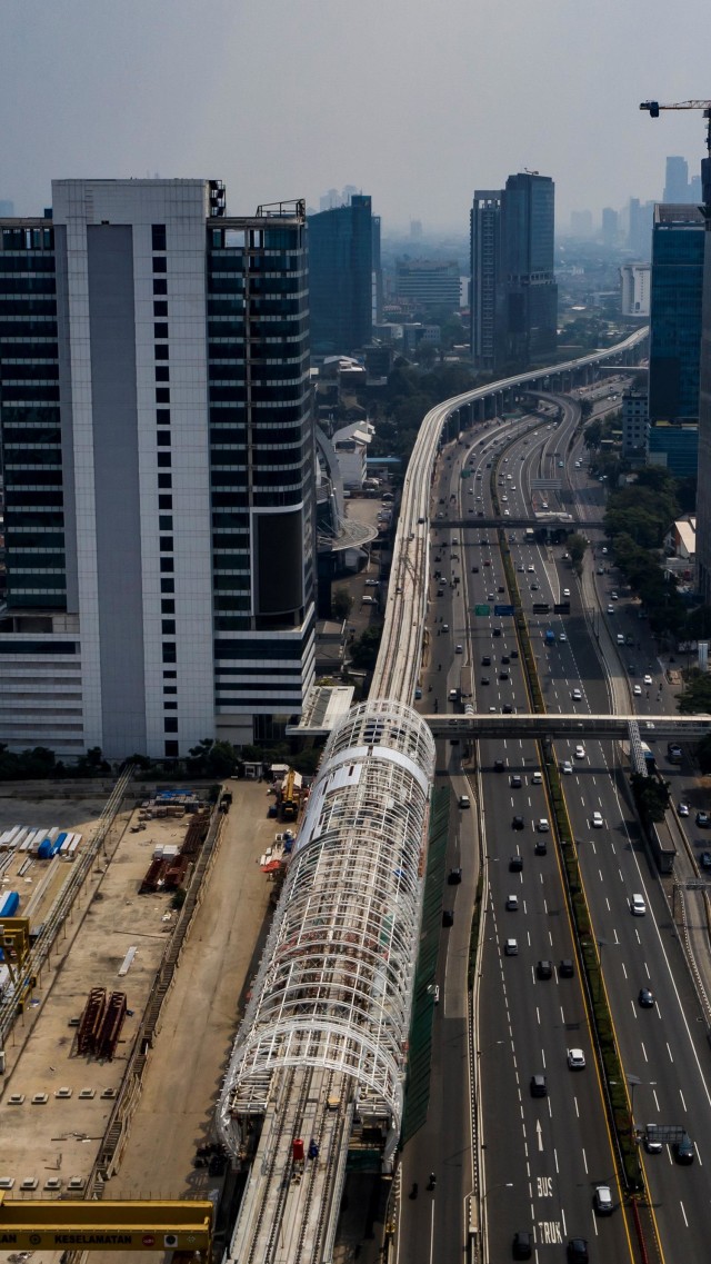 Foto udara pembangunan jalur LRT Jabodebek di kawasan Pancoran, Jakarta, Minggu (2/8). Foto: Muhammad Adimaja/ANTARA FOTO