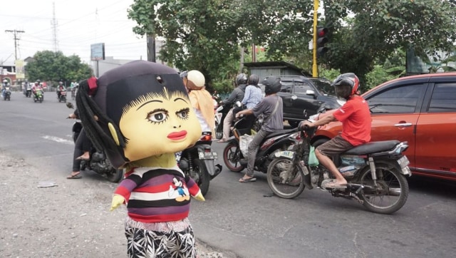 Rinno, pengamen boneka mampang sedang beraksi di perempatan Jalan Parangtritis, Bantul, DIY. Foto: Widi Erha Pradana. 