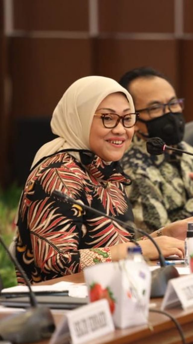 Menteri Ketenagakerjaan RI Ida Fauziyah memberikan apresiasi terhadap Tim Tripartit. Foto: Kemenaker RI