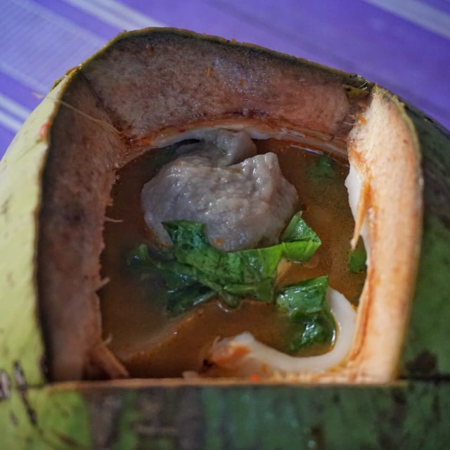 Cicip Bakso Dugan, Perpaduan Unik Gurihnya Kuah Bakso dan Segarnya Buah Kelapa (141080)