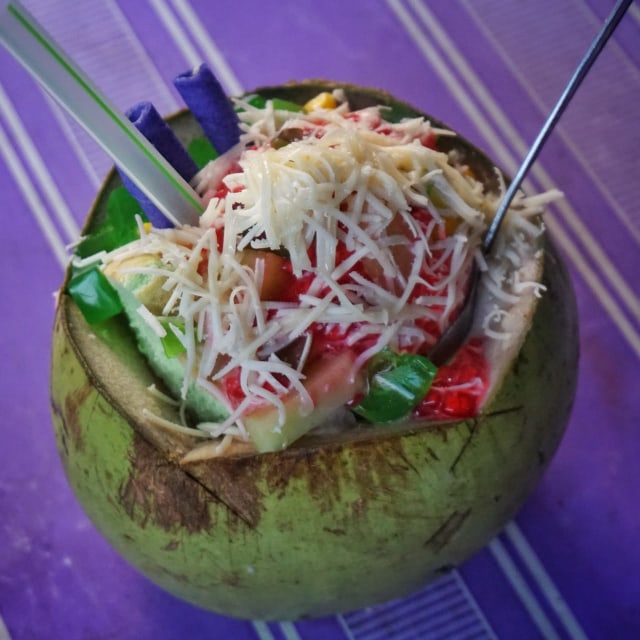 Cicip Bakso Dugan, Perpaduan Unik Gurihnya Kuah Bakso dan Segarnya Buah Kelapa (141082)