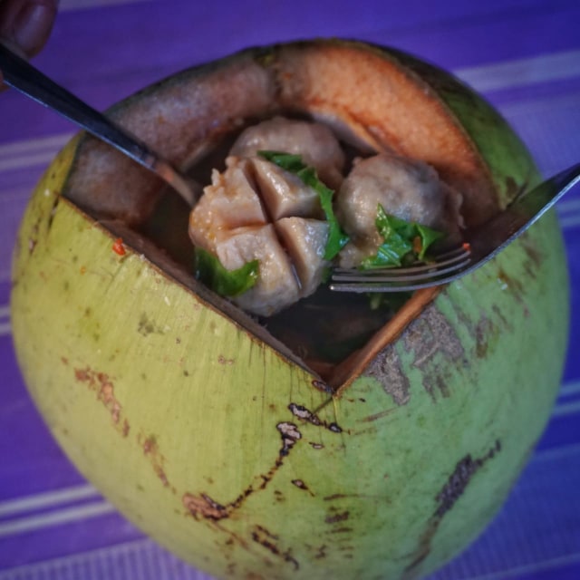 Cicip Bakso Dugan, Perpaduan Unik Gurihnya Kuah Bakso dan Segarnya Buah Kelapa (141083)