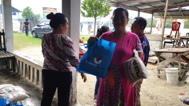 30 KK Korban Banjir di Parigi Moutong Dapat Bantuan dari Pembaca kumparan (380217)