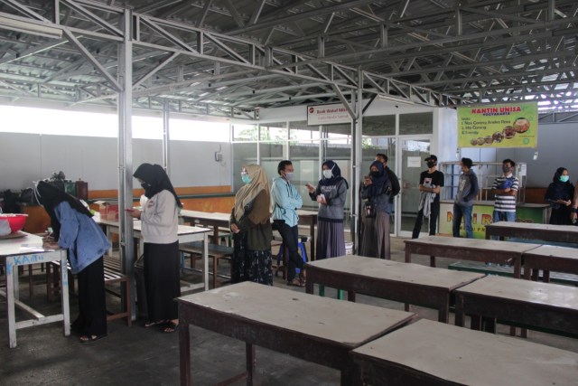 UNISA Bagikan 300 Paket Lauk Daging Kurban pada Mahasiswa (1207403)