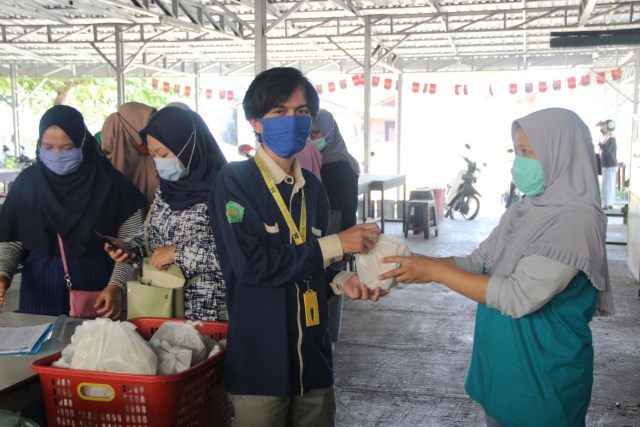 UNISA Bagikan 300 Paket Lauk Daging Kurban pada Mahasiswa (1207404)