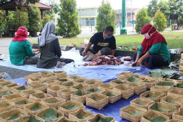 UNISA Bagikan 300 Paket Lauk Daging Kurban pada Mahasiswa (1207406)