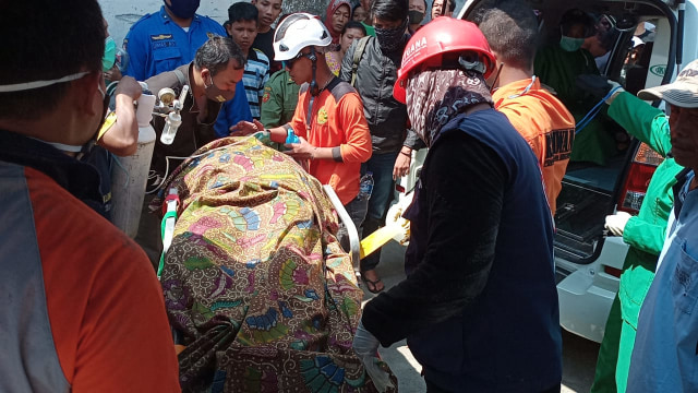 Petugas saat mengevakuasi korban reruntuhan bangunan klinik. (dok. PMI Kab. Tegal)