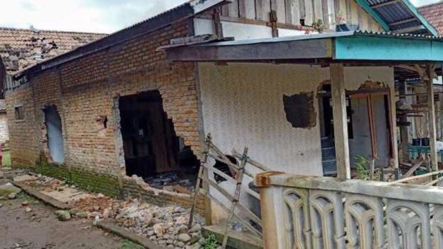 Rumah Seorang Pelaku Pencabulan di Sumsel Dirusak Warga (221905)