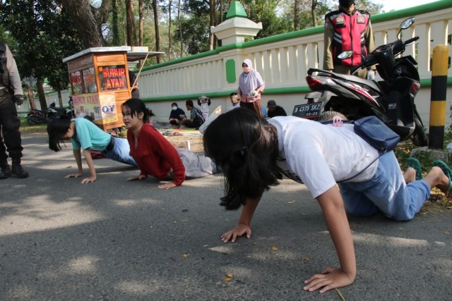 Puluhan Pedagang dan Pengunjung CFD di Tegal Dihukum Menyapu dan Push Up (361836)