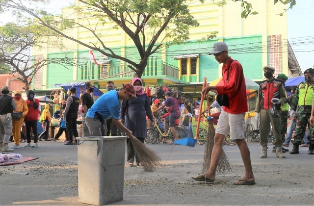 Puluhan Pedagang dan Pengunjung CFD di Tegal Dihukum Menyapu dan Push Up (361837)