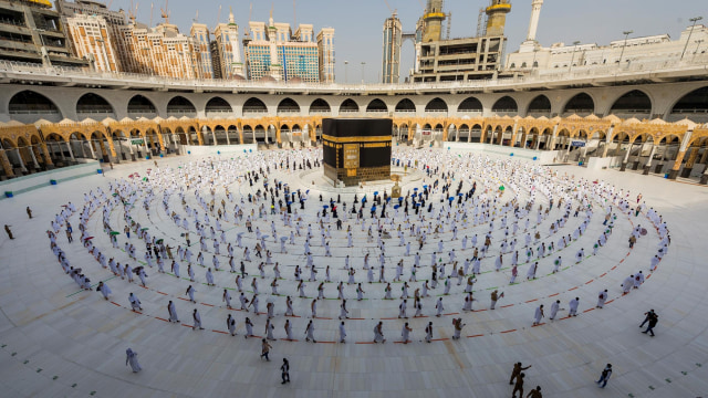 Jemaah menjaga jarak sosial saat melakukan Tawaf di Makkah, Arab Saudi, (31/8). Foto: Saudi Ministry of Media/Handout via REUTERS