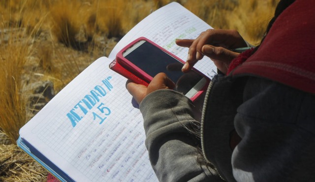 Siswa di Peru mencari Sinyal untuk belajar daring. Foto: Carlos Mamani/AFP