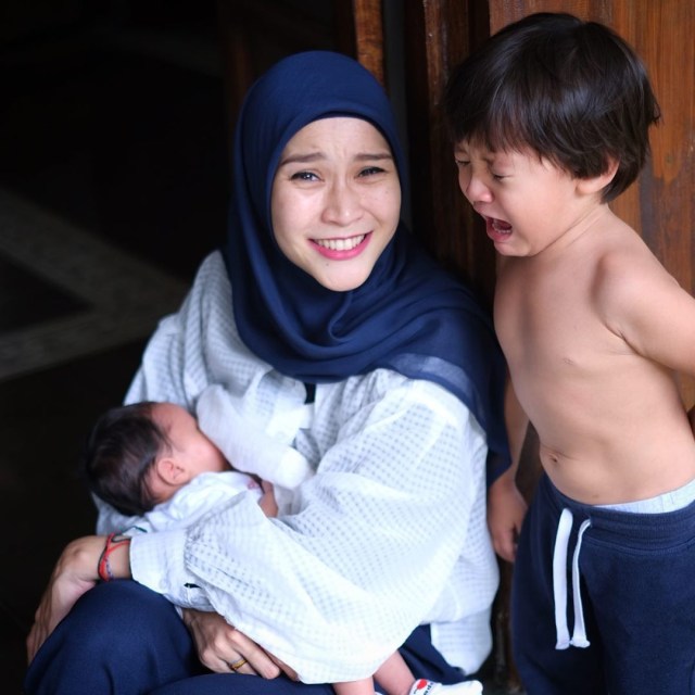Anak Zaskia Adya Mecca Tak Mau Pakai Baju. Foto: Instagram @zaskiadyamecca