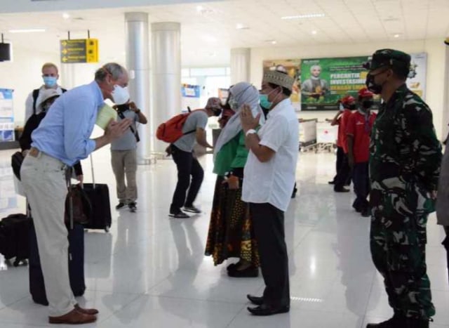 Duta Besar Belanda untuk Indonesia saat tiba di Bandara Tjilik Riwut, Palangka Raya, Kalteng, Minggu (02/8).