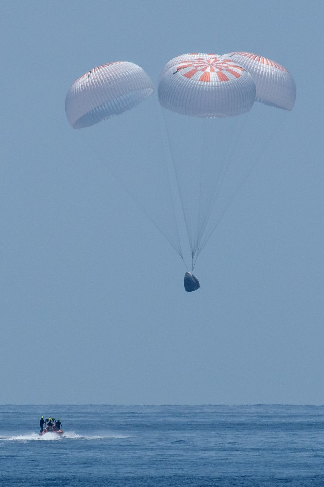 Pesawat ruang angkasa Crew Dragon SpaceX  saat mendarat bersama astronot NASA Robert Behnken dan Douglas Hurley di Teluk Meksiko dekat Pensacola, Florida. Foto: NASA/ Bill Ingall via REUTERS