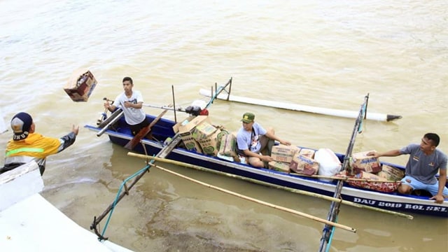Perahu Katinting yang digunakan untuk menyalurkan bantuan bencana bolsel di beberapa desa yang terisolir (foto: istimewa)