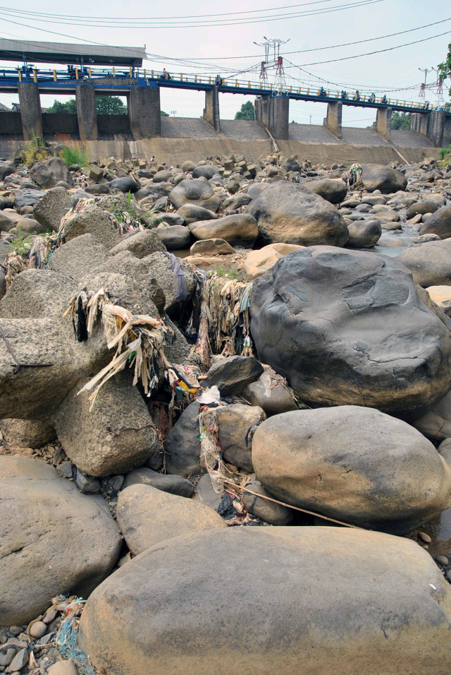 Debit air sungai Ciliwung di Bendung Katulampa, Bogor terus mengalami penyusutan sejak satu bulan terakhir di awal musim kemarau. Foto: Arif Firmansyah/Antara Foto