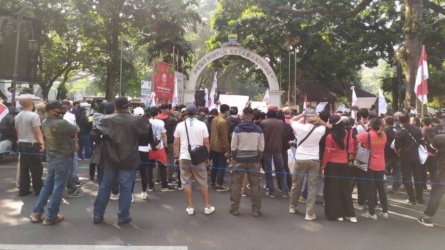 Pekerja biburan di Bandung menggelar aksi damai di depan Balai Kota  Bandung, Senin (3/8).  Foto: Rachmadi Rasyad/kumparan